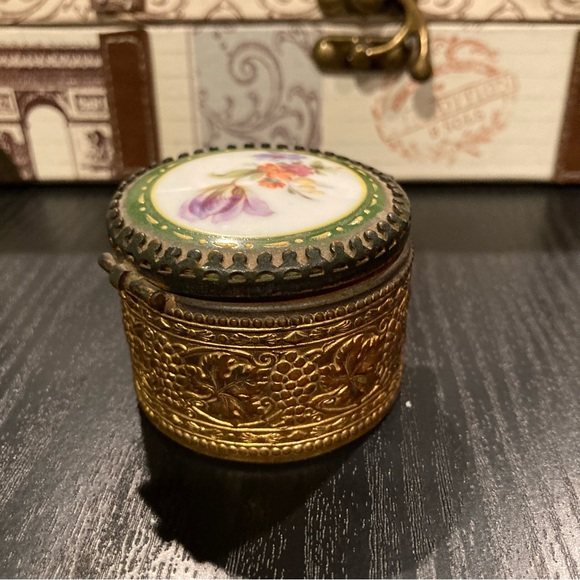 Vintage Patinated Victorian look Metal Vanity, Trinket, Jewel Box. 2x1.5 inches - Picture 8 of 16